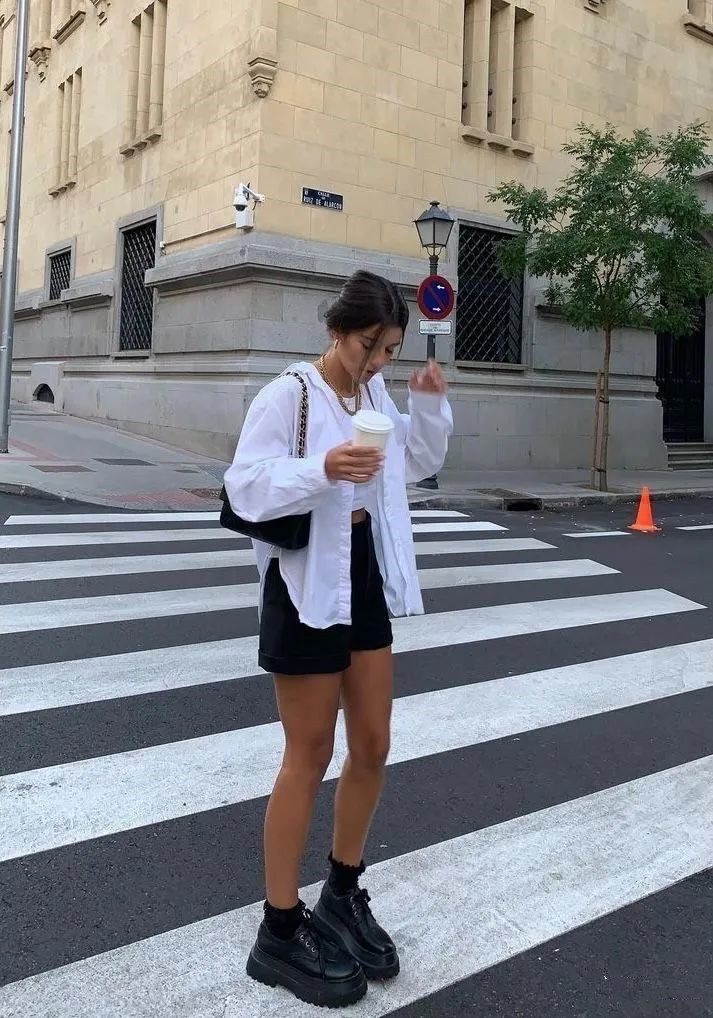 夏天穿一套黑色的衣服好看吗,没想到穿小黑裙气质还真不错