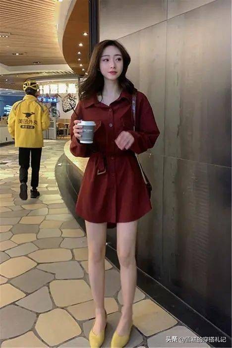 皮肤偏黄的女生适合什么颜色,皮肤偏黄的女生适合什么衣服