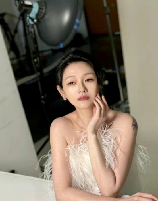 获汪小菲拥抱安慰后，张颖颖终于承认恋情，买万元手机送给汪小菲