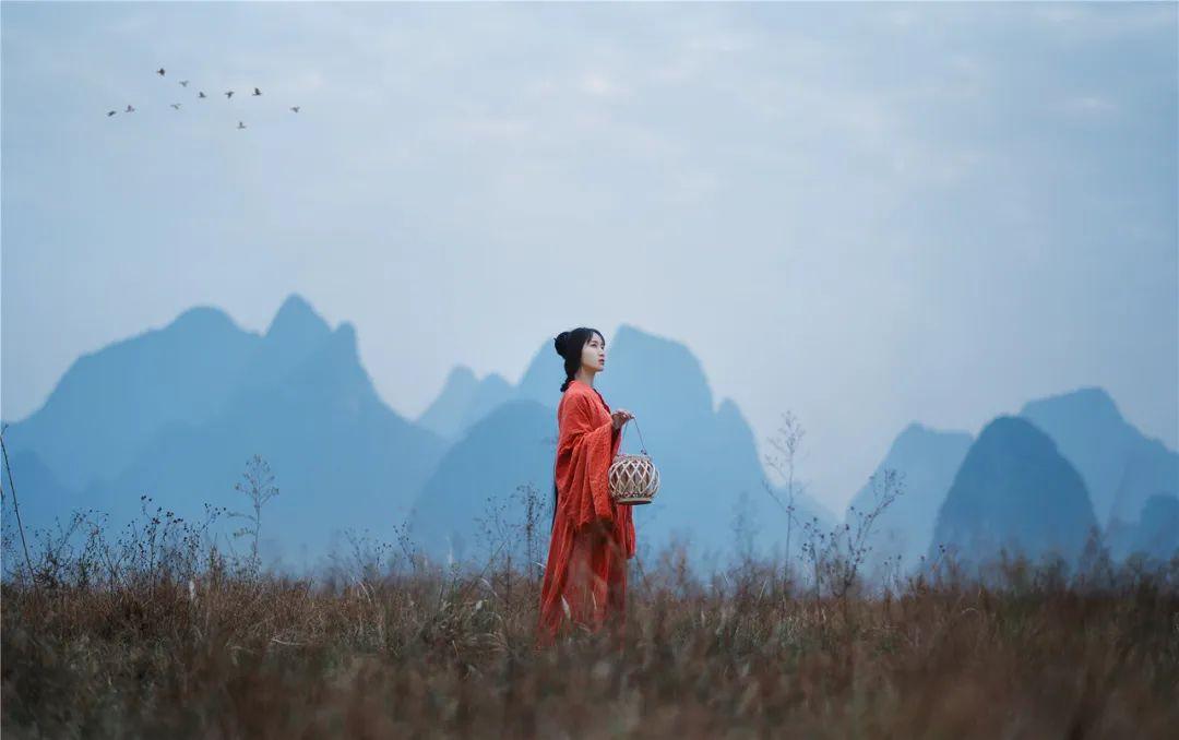 不要跟内心瞧不起你的人经常来往,和你说话的人看不起你的表现