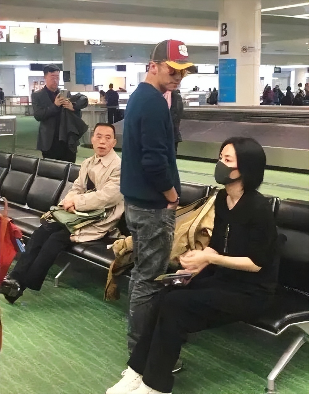 王菲谢霆锋挽手同回北京在撒狗粮,谢霆锋王菲机场照