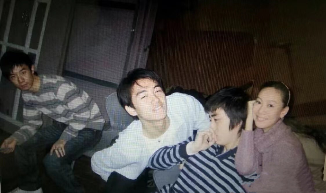 陈妍希陈晓合体现身高调撒狗粮,陈妍希晒全家福为陈晓庆生