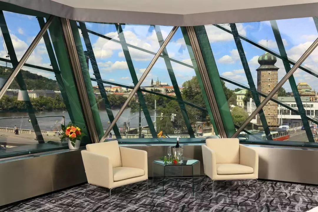 解构主义弗兰克盖里,美国建筑师弗兰克盖里的建筑风格