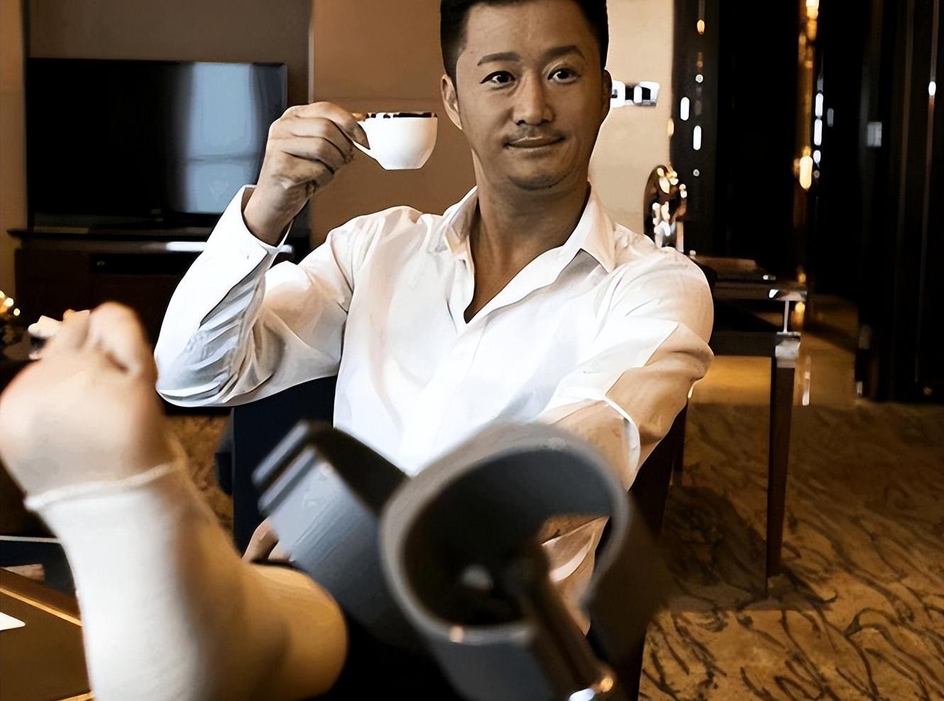 吴京父亲是干什么的,吴京和他父亲真实照片