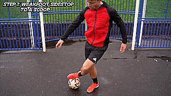 花式足球技巧之脚下转移大法,三个实用的花式足球技巧