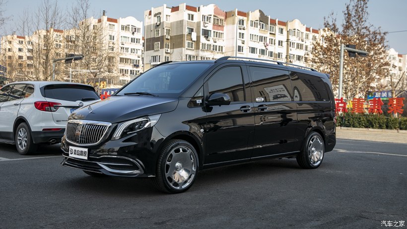 银色奔驰威霆改迈巴赫双拼色,威霆国六内饰改成迈巴赫款式