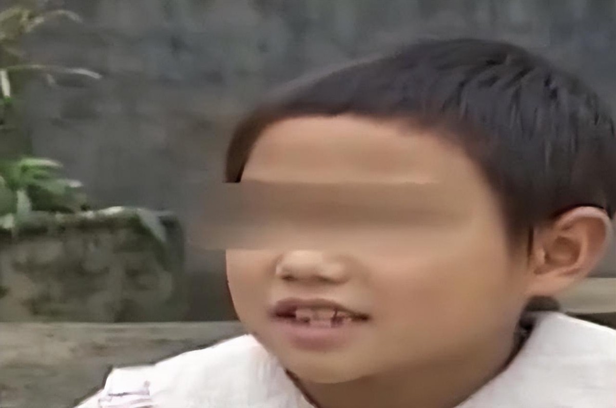 16年重庆女孩晕厥，醒来后扯头发吃，专家：吃头发对身体没有坏处