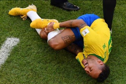 内马尔因足球带来的伤痛,内马尔不曾陨落的天才足球少年