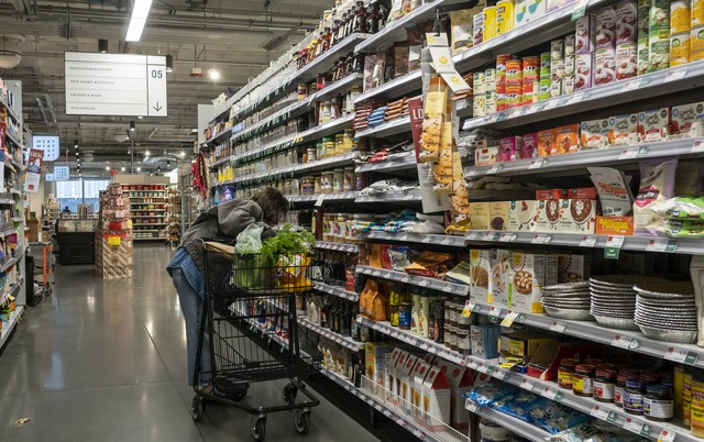 商品价值是交换价值的基础,商品交换中价值与价格关系表现为