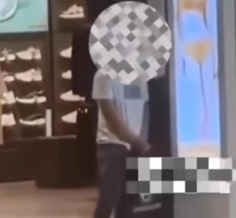 男子商场亲吻模特,男子亲吻店员