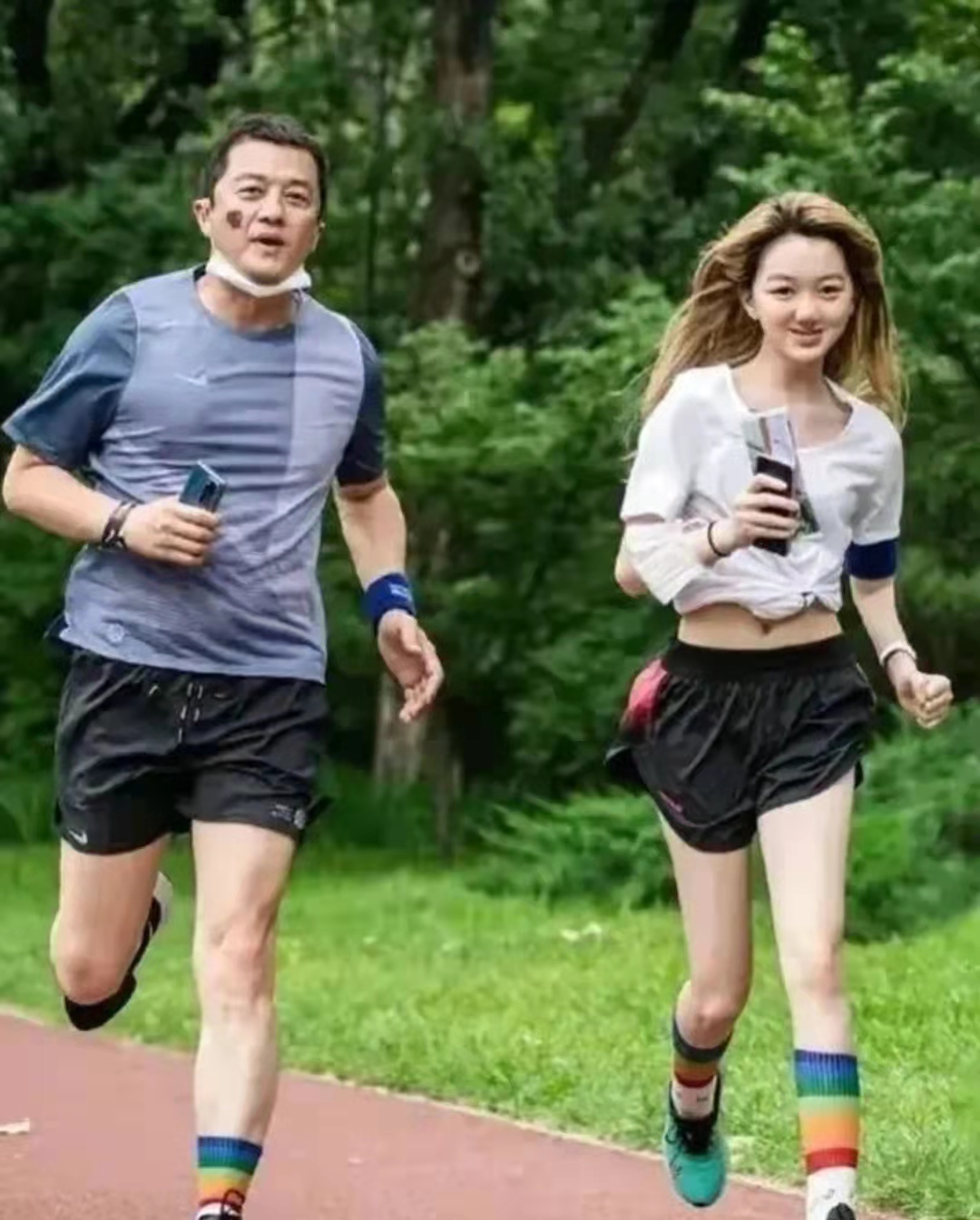 16岁李嫣国外海边度假,穿比基尼打扮裸露,青春期独身在外显叛逆