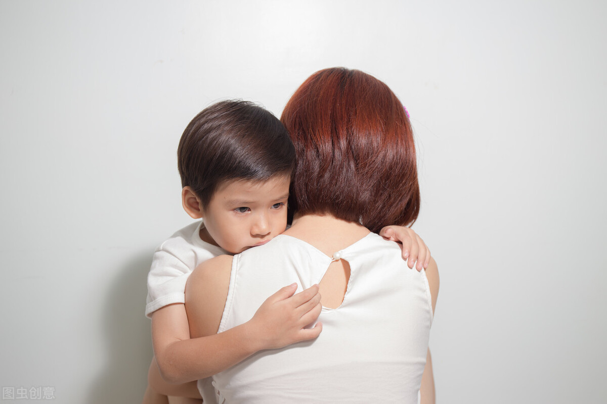 孩子哭的不去幼儿园要妈妈,孩子哭着说不去幼儿园视频