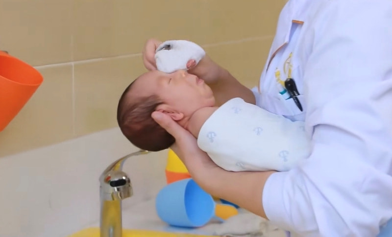 游泳馆婴儿洗澡的正确方法完整版,新生儿肚脐还未脱落如何正确洗澡