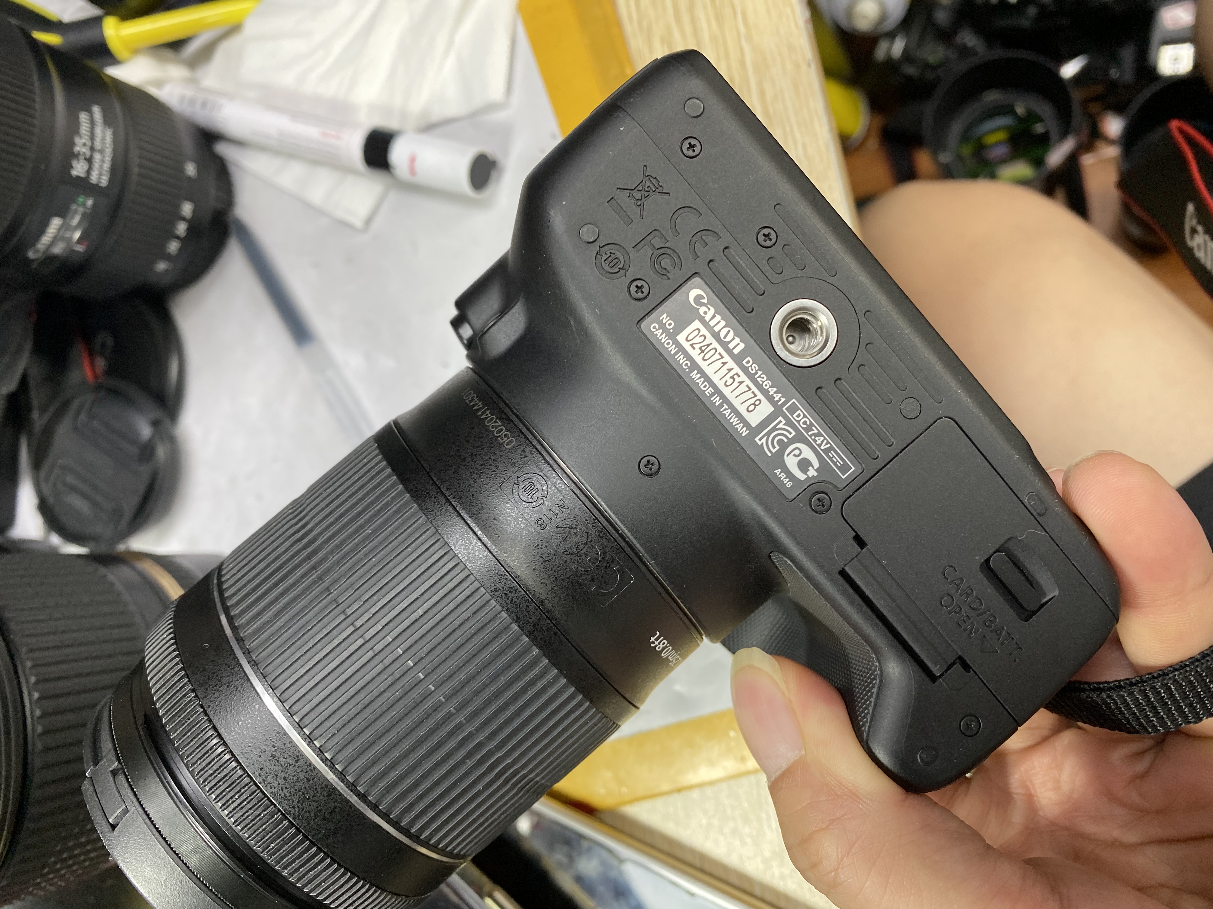 新手推不推荐入手佳能100d,佳能100d总是卡一声屏幕黑掉