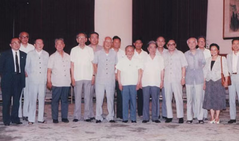 1988，全国人大会议，*小平邓**抽烟时收到纸条：请小平同志不要吸烟