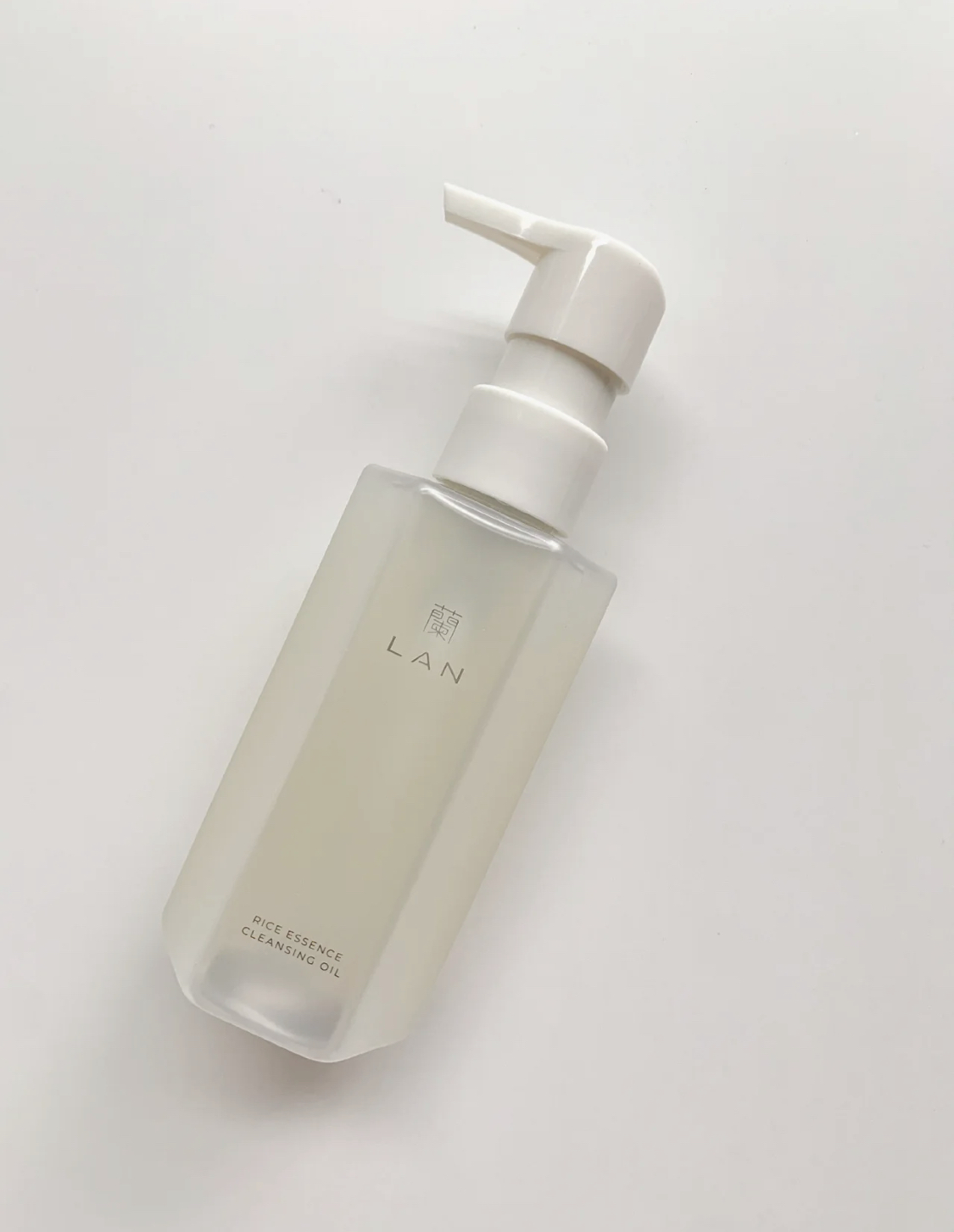 皮肤容易暗沉长痘怎么化妆,经常化妆护肤推荐什么精华