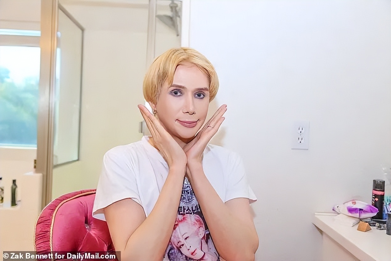 白人网红沉迷Kpop文化，狂整容还做丁丁缩小术，被韩国人骂至道歉