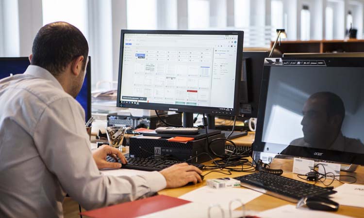 人到中年该如何提升挣钱的能力,中年赚钱压力大怎么缓解