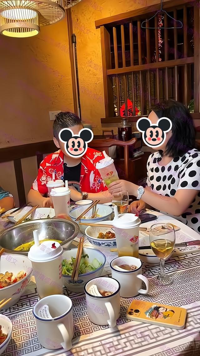 饭局主动买单的男人,男子相亲吃饭让女友买单