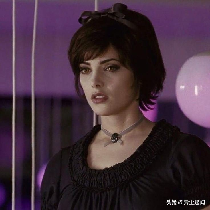 暮光之城红色卷发女孩,暮光之城女主角短发帅气