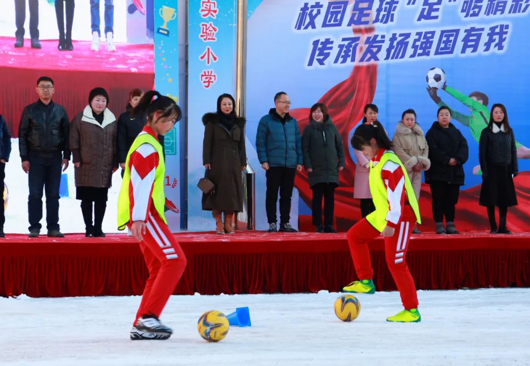 赓续足球文化献礼*党**二十大——明山区实验小学新学期主题升旗仪式