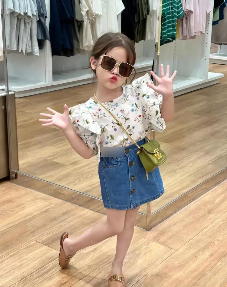 妈妈在地铁里为*女幼**拍摄成人视频的视频，已经炸成无数臭儿童软色情！