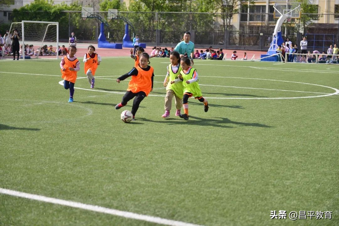 学生教室足球世界杯,班级足球联赛开幕式视频