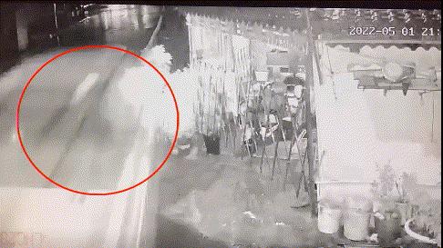 男子帮抢回手机刮到汽车被赔2000,车剐蹭全责对方修车5000元