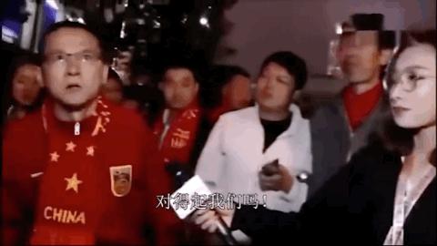 无语！意大利一球迷拍屁股骚扰女记者，称因球队失利愤怒