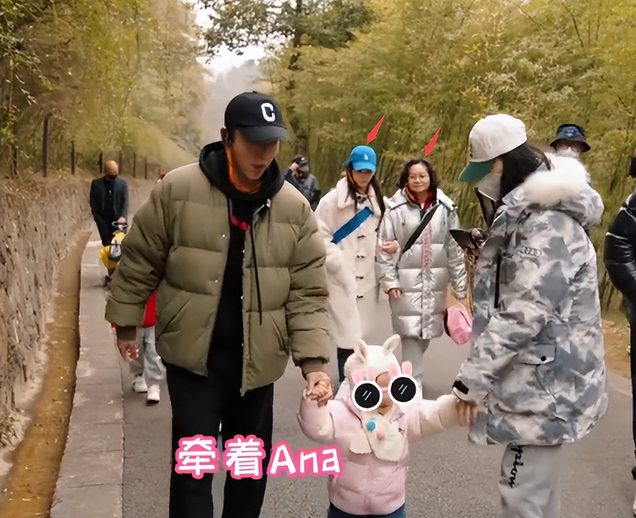 郑恺携妻女回家看父母,郑恺带女儿去跑男