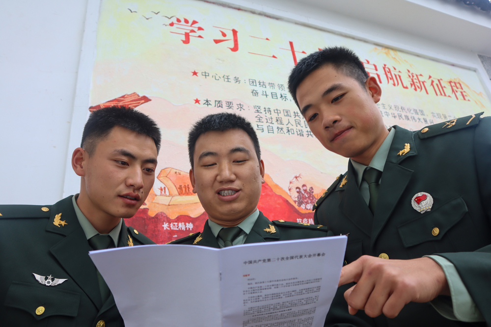 学习二十大，军营沐*党**辉