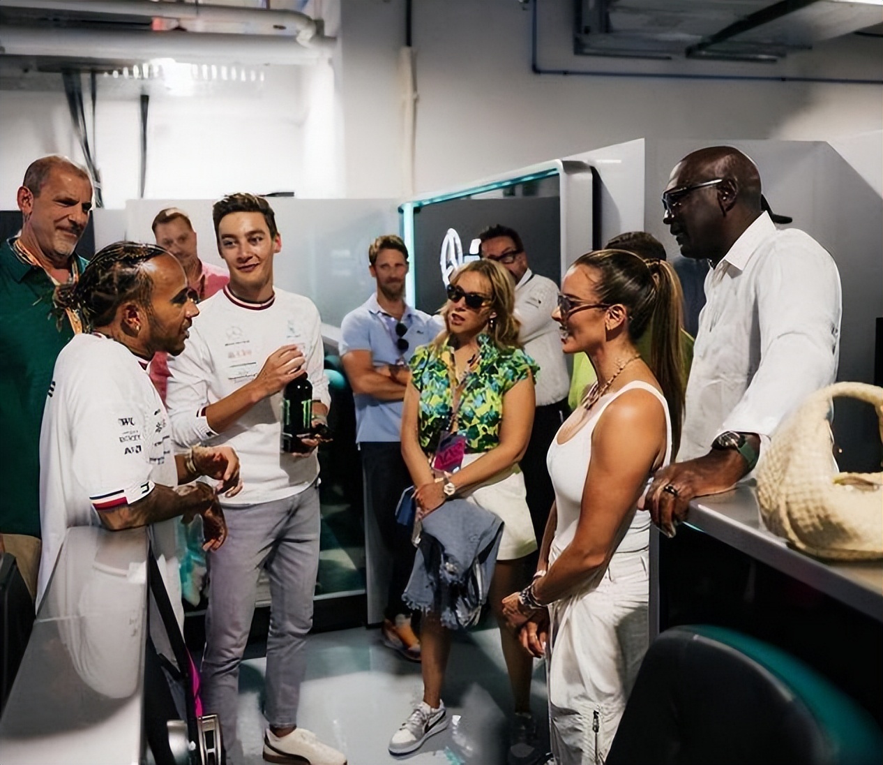 乔丹43岁爱妻罕见亮相，身材傲人不输瓦妮莎，穿白背心二头肌抢镜