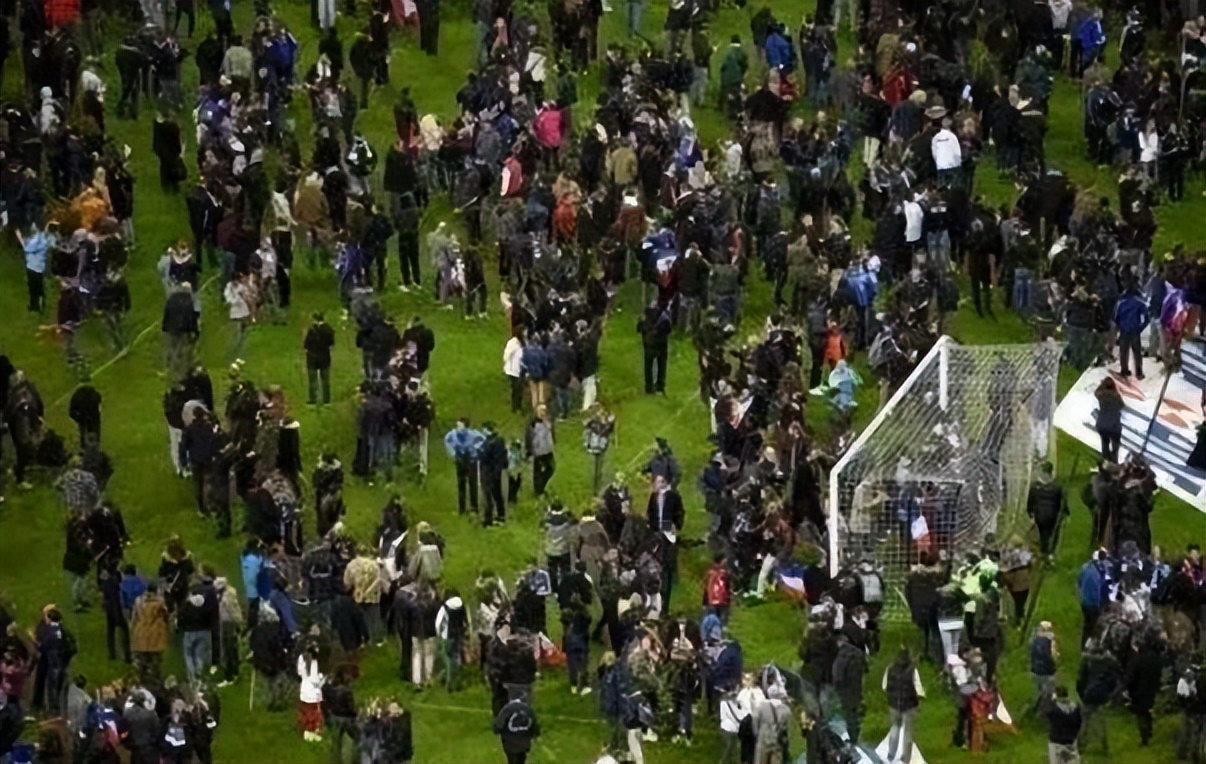 印尼球迷冲突,印尼一足球场爆发球迷暴力冲突