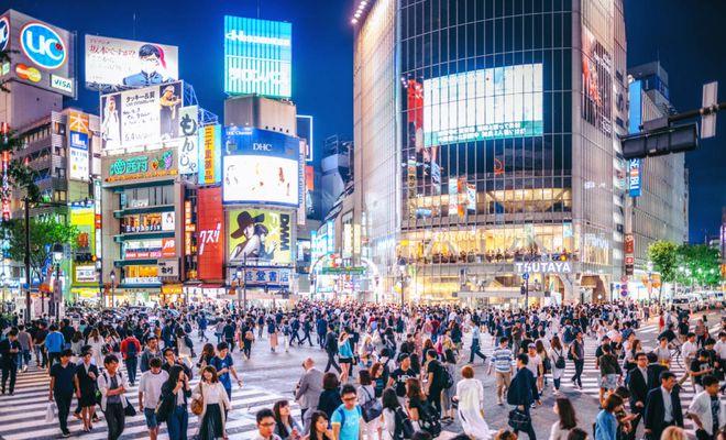 黑白两重天:球场狂欢,牢狱徘徊