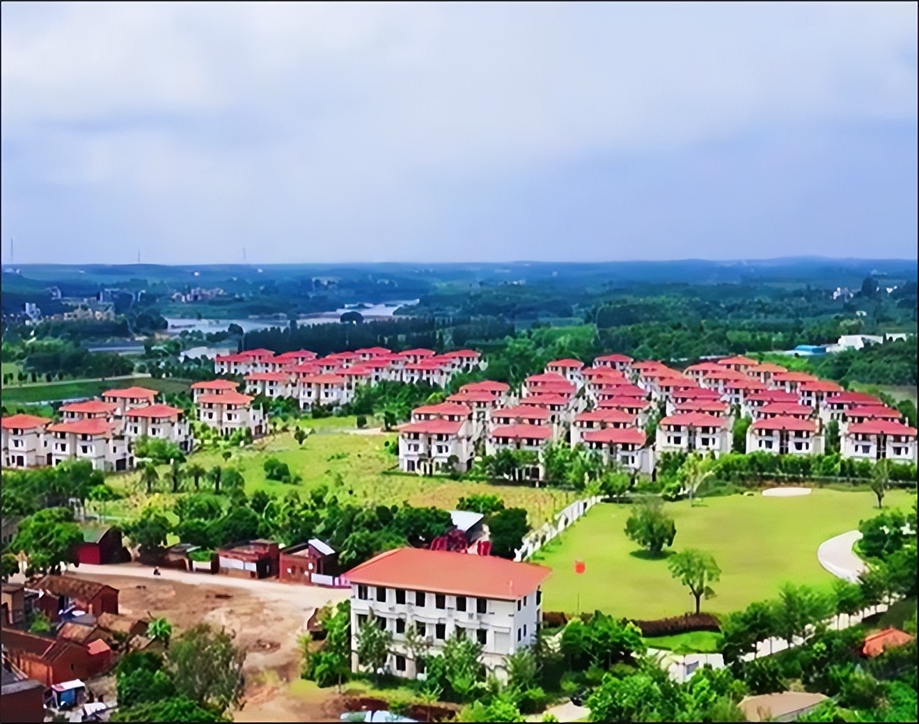 广东湛江老板每户分一套别墅,粤西私人老板建别墅给村民