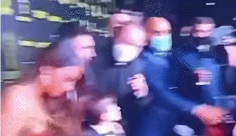 梅西获得金球奖c罗握手梅西,梅西工资卡给老婆