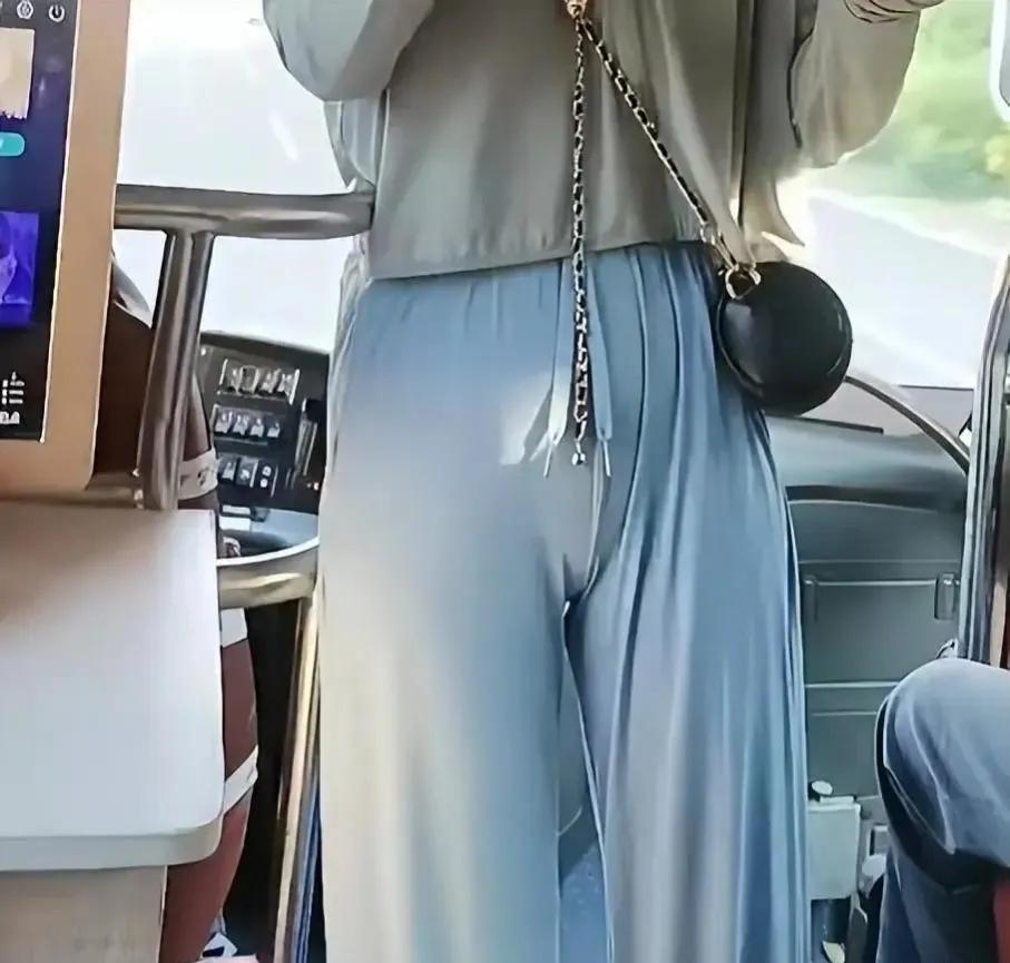 女导游穿紧身裤被质疑色情营销,穿紧身裤女导游被批评教育合理吗