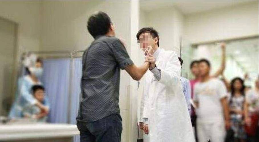 因嫌家属红包太少，助产士缝住产妇“肛门”？真相如何？