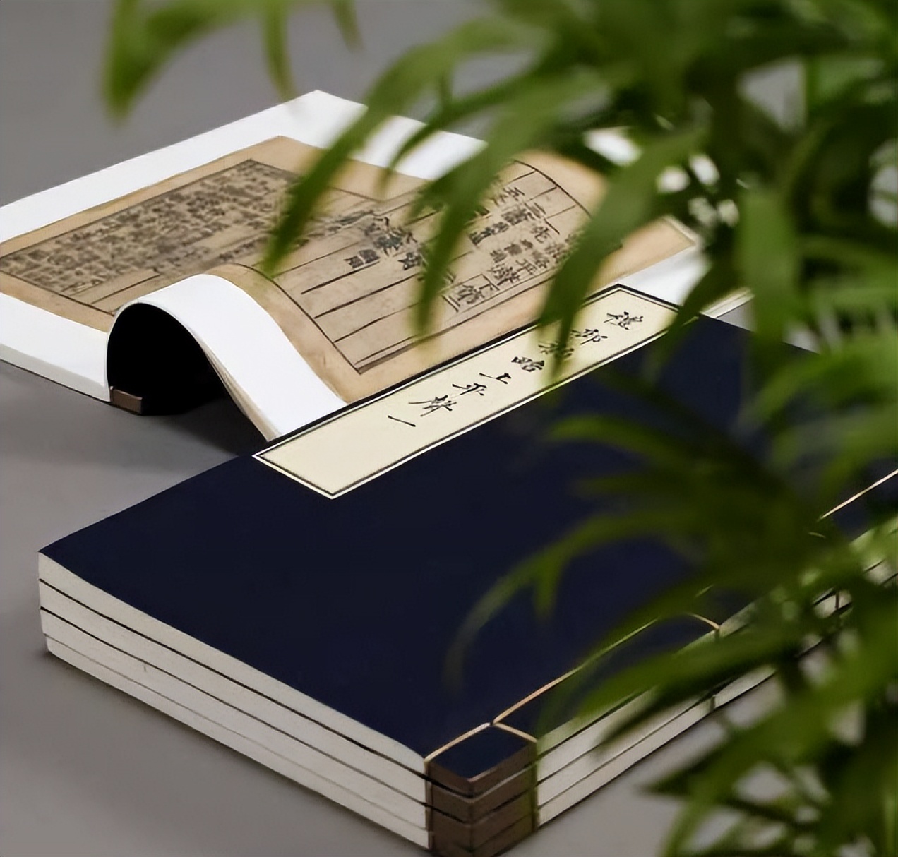 男子地摊卖破书竟卖2600万 (男子地摊卖书最后拍出天价)