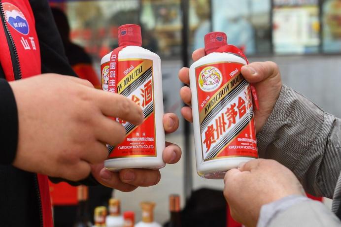 兄弟俩难得一聚，邀约吃饭，却在饭桌上差点动手，这是怎么回事？