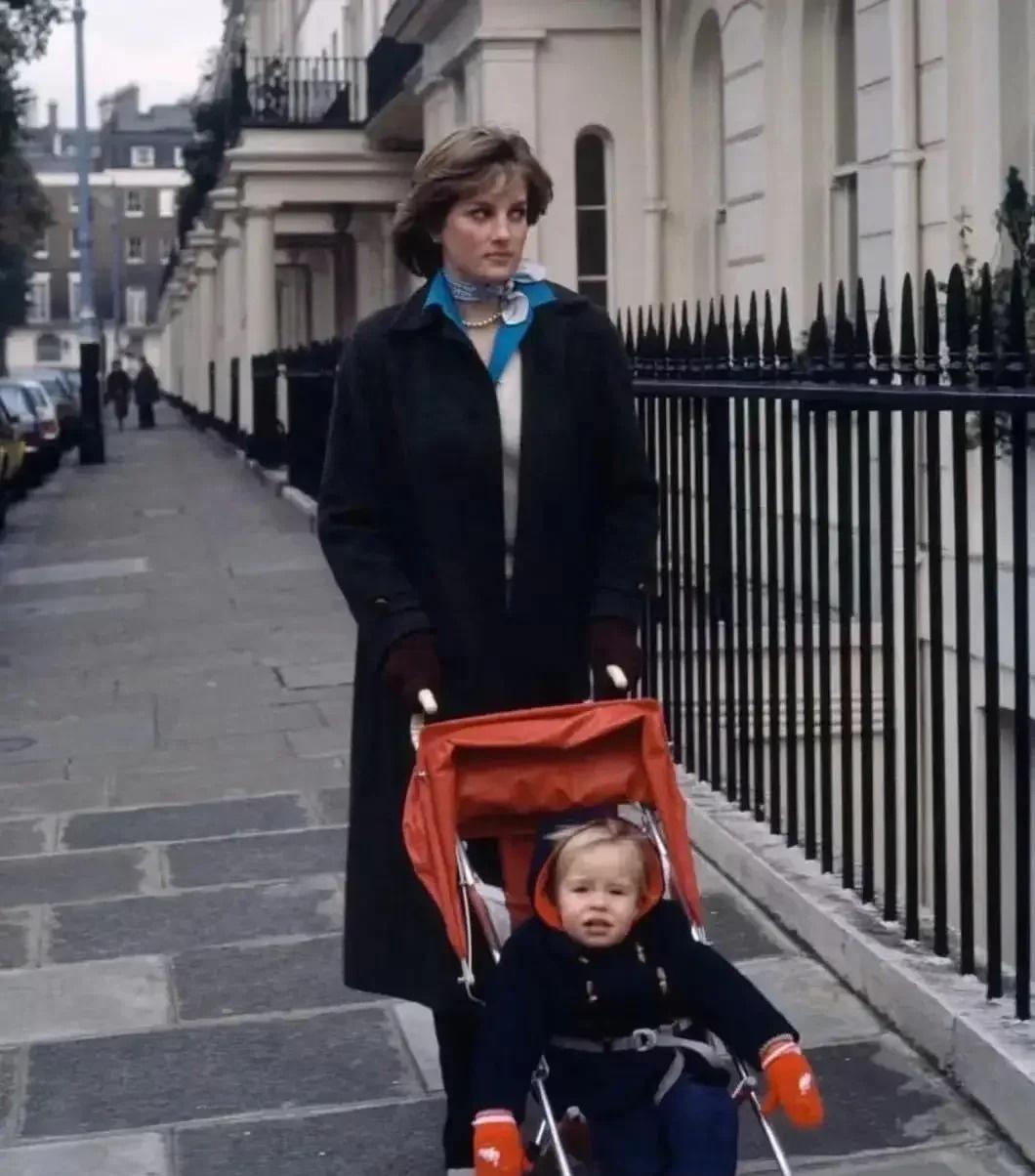 变态的纳粹德国，*光脱**犹太人女人衣服，集体*杀屠**!2