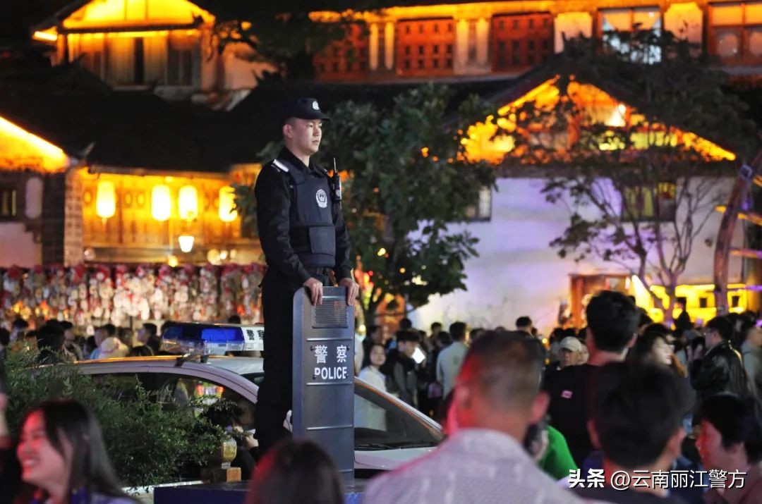 4500名警力加强安保措施,出动警力2100余人次护航群众出行