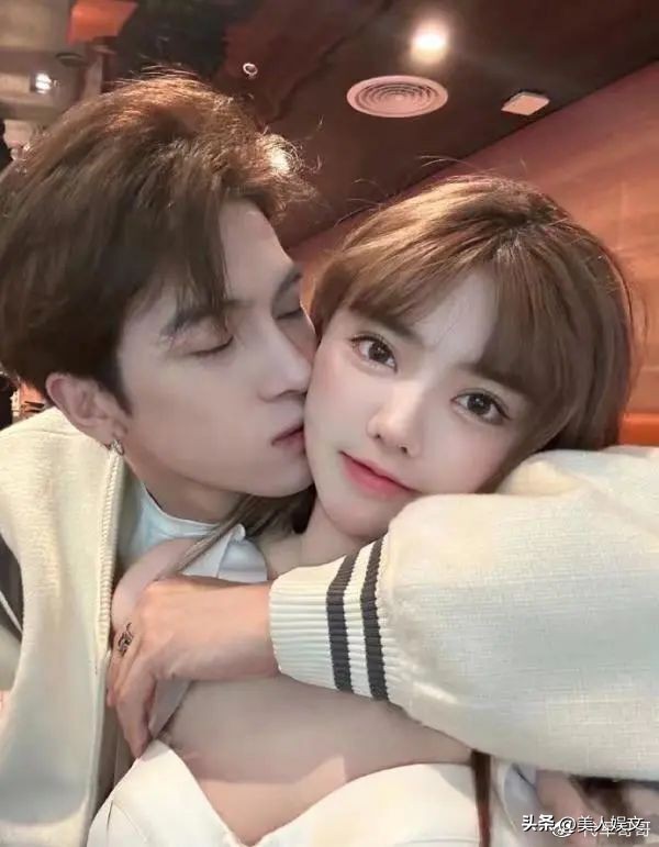 24岁韩安冉回应四婚,韩安冉三次结婚现场对比