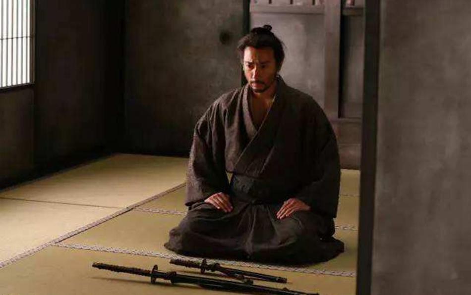 日本痴汉*拍偷**女生裙底刚被放,欲切腹自杀又被抓:违反铳刀法