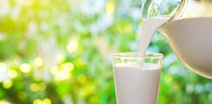 孩子3岁后喝“牛奶”好还是“奶粉”好？父母别搞错了！