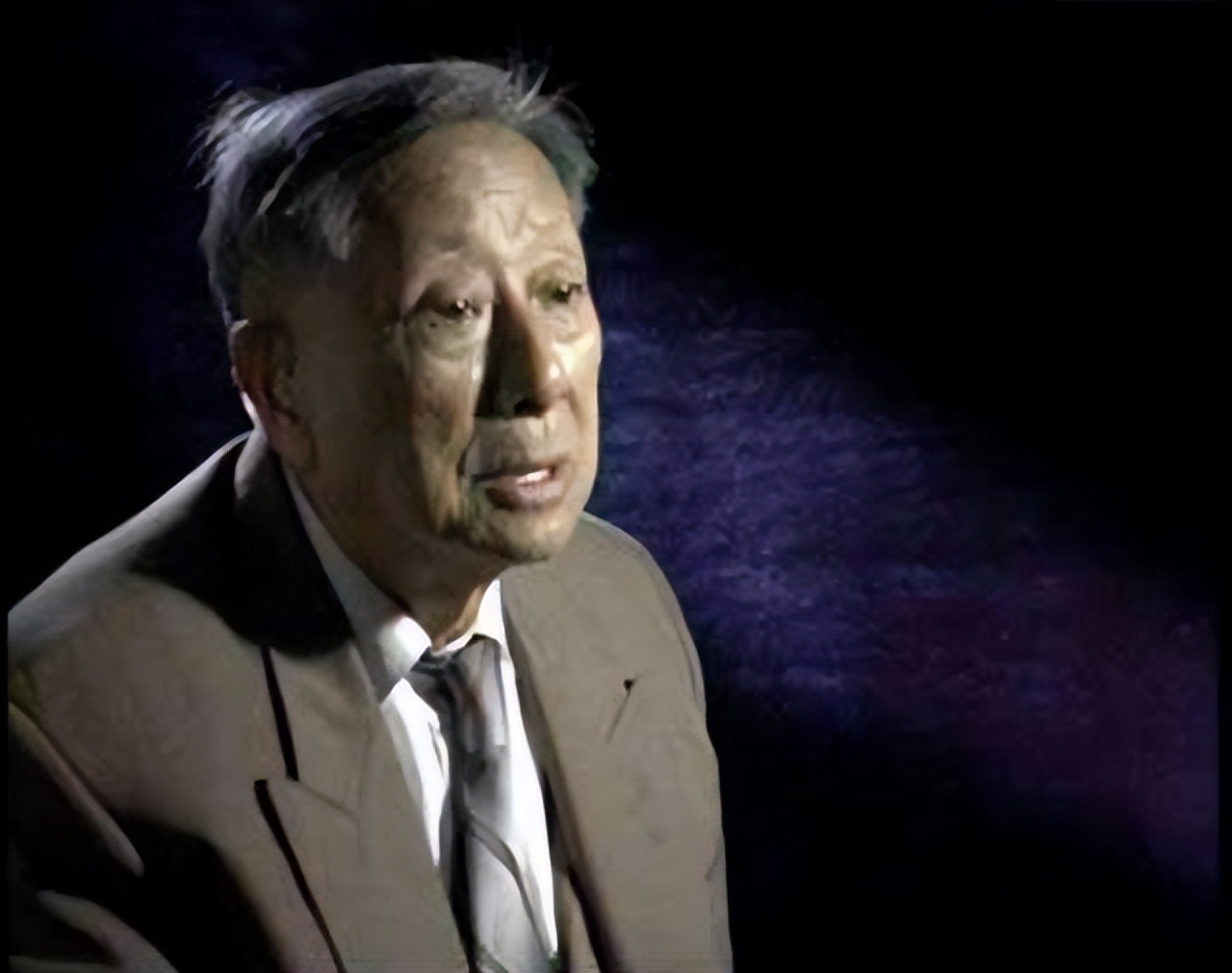 1942年，日伪军中将送给粟裕一包烟，粟裕看后：全军集合关闭电台