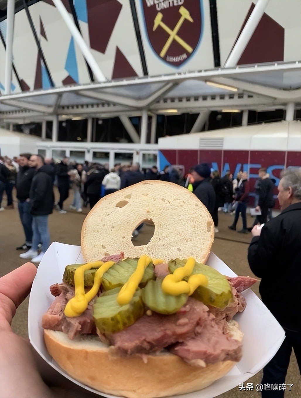 在球场吃美食,吃美食看球赛的地方