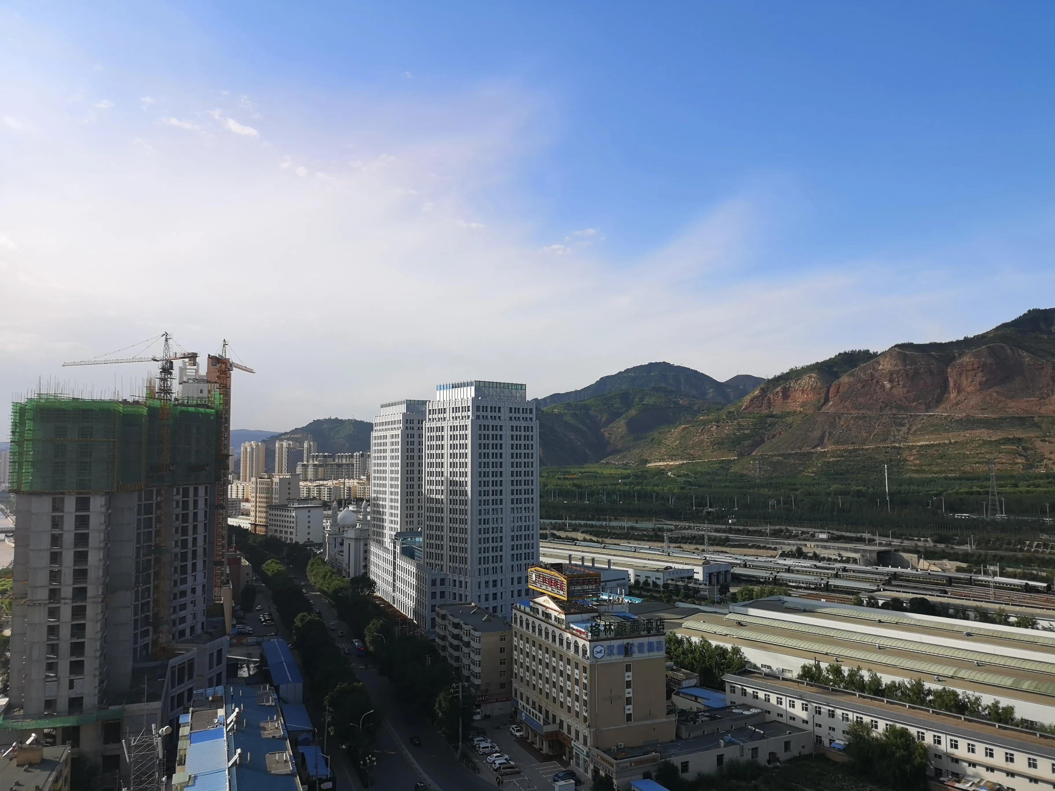 西宁一座不大的城市,西宁人少的山