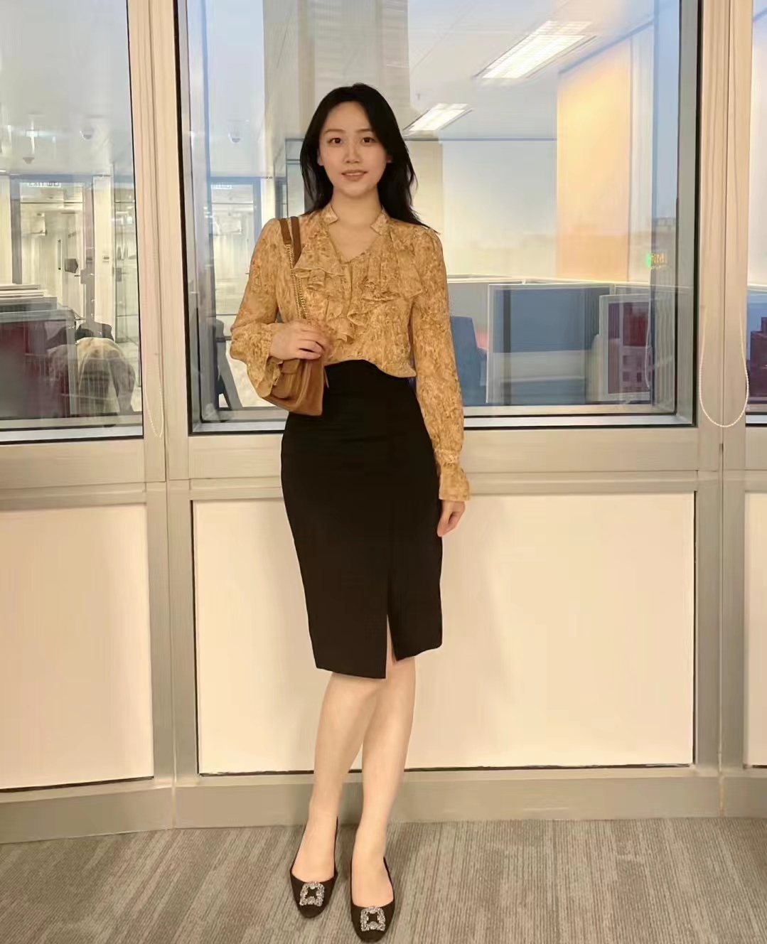 褶皱黑色半裙搭配什么鞋子,女生黑色长半裙搭配什么上衣好看