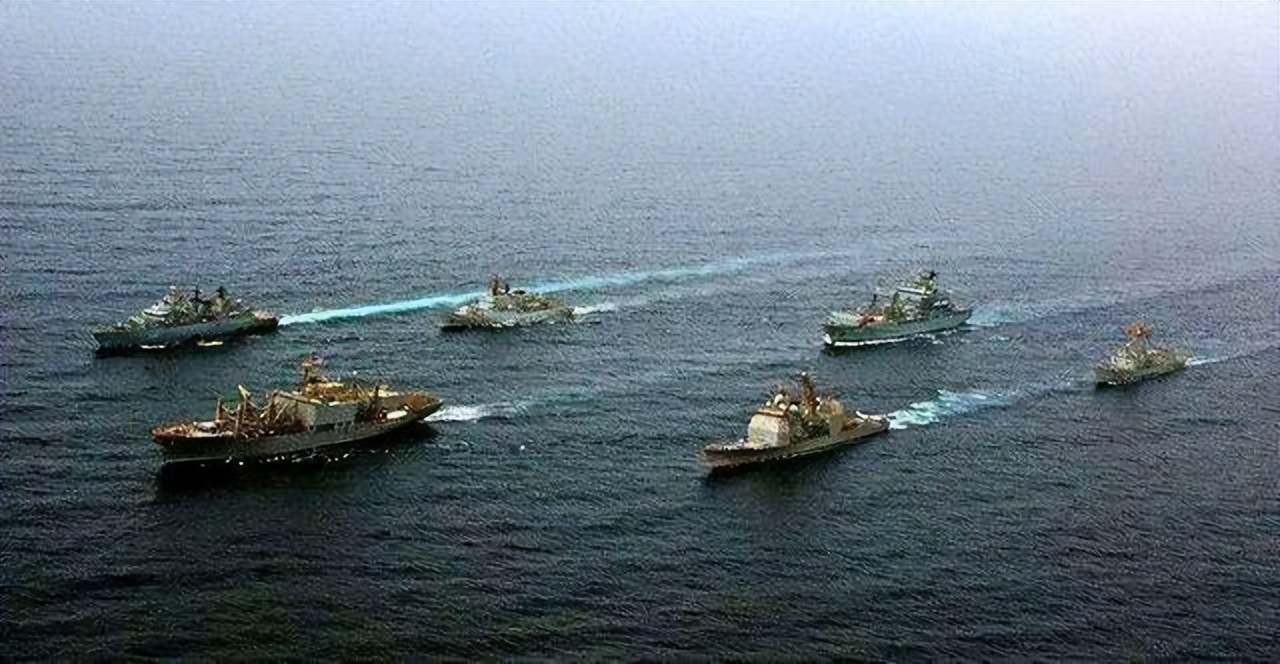 我军舰队驶入公海，某国驱逐舰阻拦，开国中将喊话：后果自负